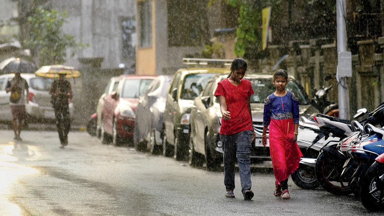 ગઈ કાલે સવારે સાયન સહિત મુંબઈમાં ઠેકઠેકાણે વરસાદનાં જોરદાર ઝાપટાં પડ્યાં હતાં (તસવીર : અતુલ કાંબળે)