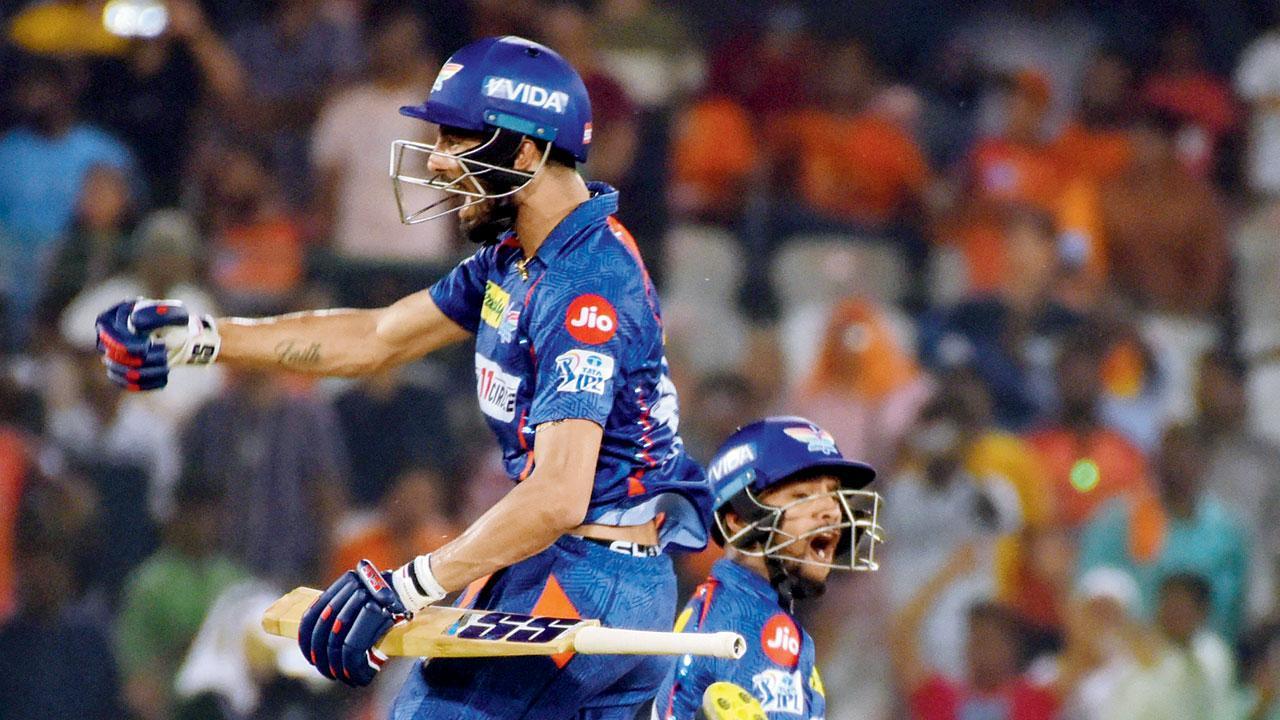 વિજયની ઉજવણી કરતા લખનઉના પ્રેરક માંકડ અને નિકોલસ પૂરન