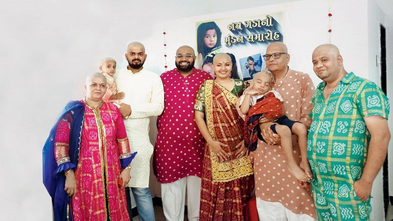 નમ્રના મુંડન સમારોહ બાદ ફૅમિલી મેમ્બર (ડાબેથી) કલ્પના ગંગર, દિવિત ગંગર, તેજસ ગંગર, મીત ગડા, ૠજુ ગડા, નમ્ર ગડાની સાથે મહેશચંદ ગડા અને તેજસ ગંગર