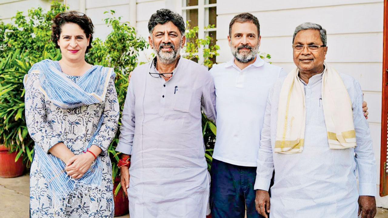 નવી દિલ્હીમાં ગઈ કાલે કૉન્ગ્રેસનાં નેતાઓ રાહુલ ગાંધી અને પ્રિયંકા ગાંધી સાથે કર્ણાટકના સીએમપદે આજે શપથ ગ્રહણ કરનારા સિદ્ધારમૈયા તેમ જ ડેપ્યુટી સીએમપદે શપથ ગ્રહણ કરનારા ડી. કે. શિવકુમાર (તસવીર : પી.ટી.આઇ.)