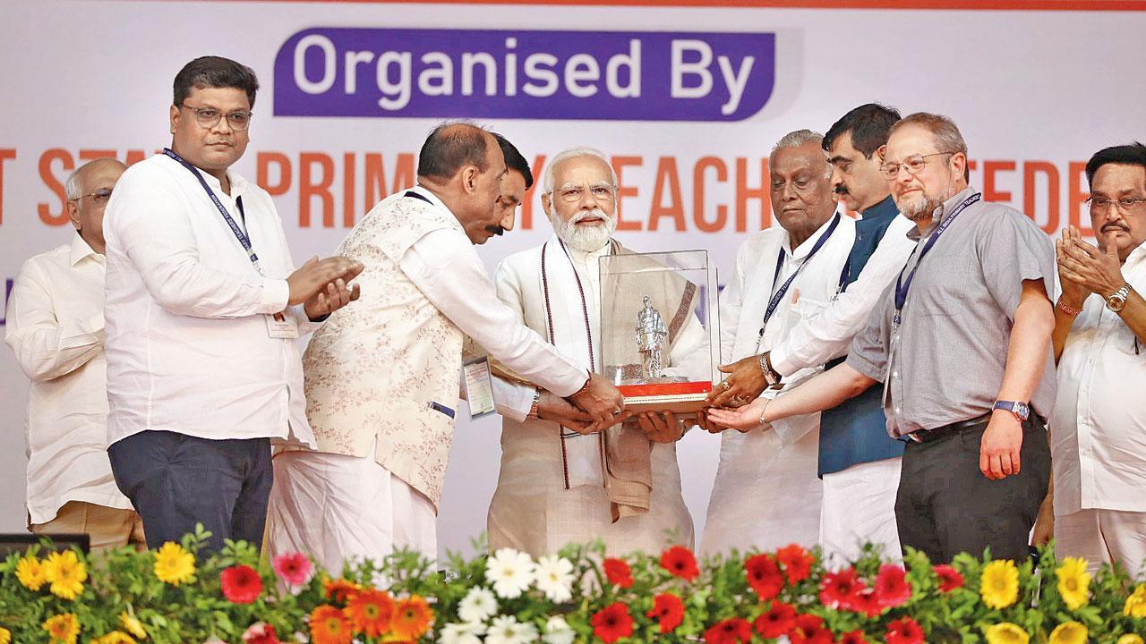 વડા પ્રધાન નરેન્દ્ર મોદીનું શિક્ષક આગેવાનોએ સન્માન કર્યું હતું