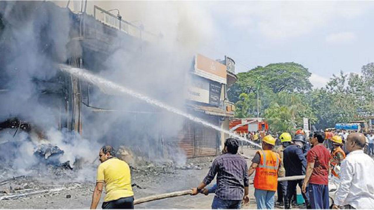 આગને કારણે થાડી વાર રસ્તો બંધ કરવામાં આવ્યો હતો