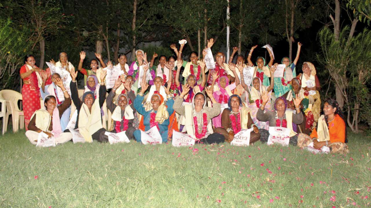 મધર્સ ડે પહેલાં સાણંદમાં ૩૫ વિધવા મહિલાઓનું સન્માન કરાયું હતું