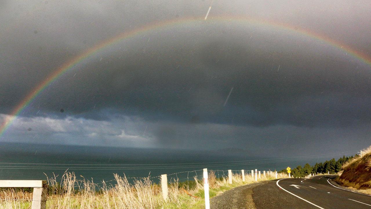 પૂર્ણ સ્વરૂપે પ્રગટ થયેલા મેઘધનુષનું સૌંદર્ય - કૅરિટેન.