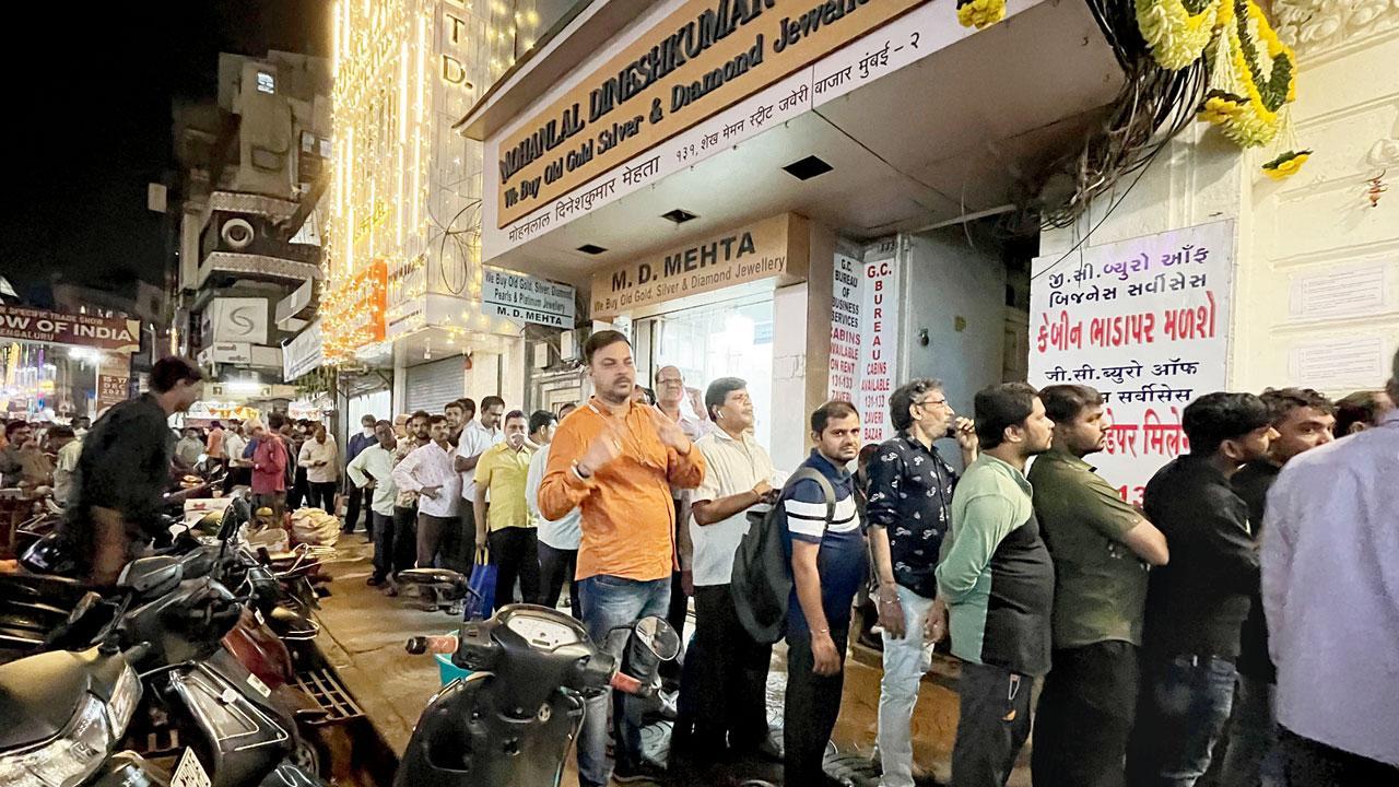 ઝવેરીબજારમાં આવેલા એક શોરૂમની બહાર સિક્કા લેવા માટે લાંબી લાઇન લાગી હતી.  સૈયદ સમીર અબેદી