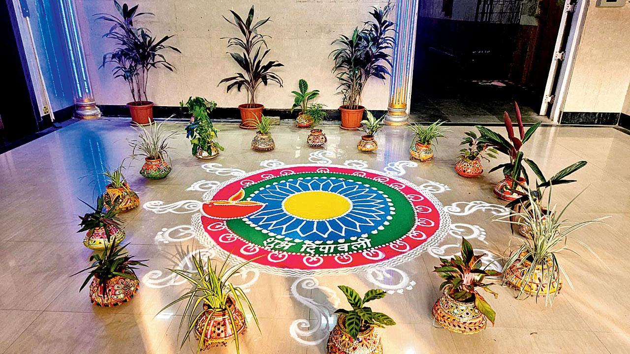 બીએમસીની ચેમ્બુરની ઑફિસમાં રંગોળીની ફરતે ગરબામાં ઉગાડેલા ફૂલછોડથી કરાયેલું ડેકોરેશન.