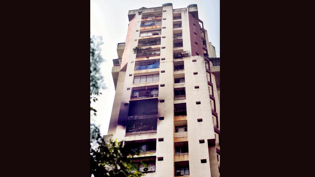 ગઈ કાલે ગ્રાન્ટ રોડના ધવલગિરિ બિલ્ડિંગના બારમા અને તેરમા માળે આવેલા ડુપ્લેક્સ ફ્લૅટમાં આગ લાગી હતી.  સમીર માર્કન્ડે