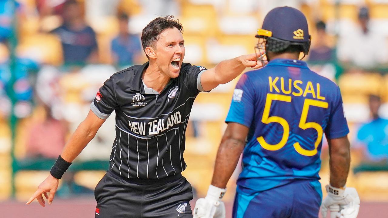 બૅન્ગલોરમાં ગઈ કાલે શ્રીલંકાના બૅટરને એલબીડબ્લ્યુમાં આઉટ કરતો ટ્રેન્ટ બોલ્ટ. આ ફાસ્ટ બોલરને મૅન ઑફ ધ મૅચનો અવૉર્ડ મળ્યો હતો. તસવીર: પી.ટી.આઇ.