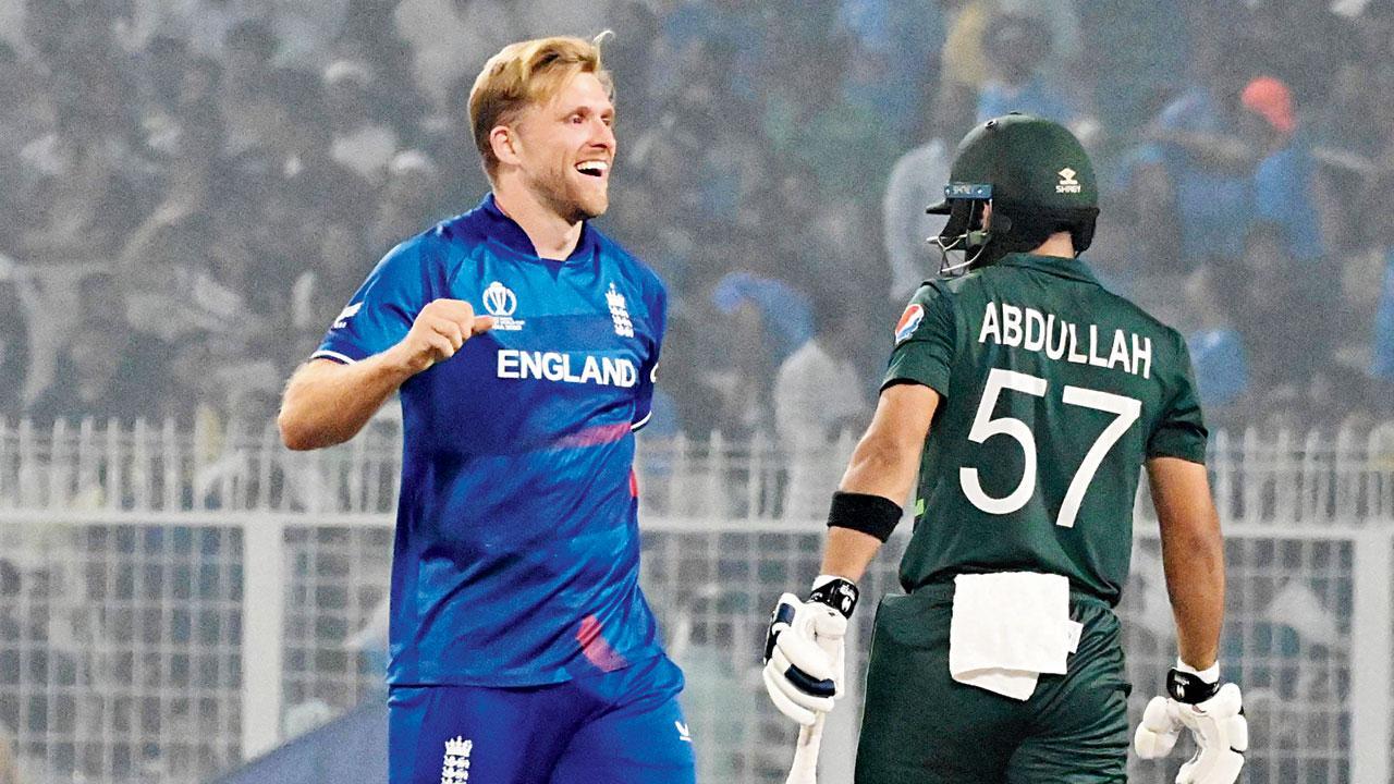 અબદુલ્લા શફિકની વિકેટની ઉજવણી કરતો ડેવિડ વિલી.