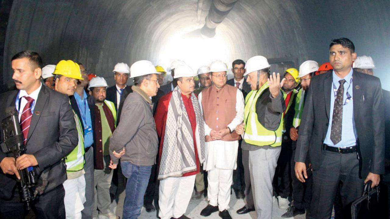 ઉત્તરકાશી જિલ્લામાં ગઈ કાલે બ્રહ્મખાલ-યમુનોત્રી નૅશનલ હાઇવે પર સિલ્ક્યારા અને ડંડાલગાંવ વચ્ચેની અન્ડરકન્સ્ટ્રક્શન ટનલના ધરાશાયી થયેલા ભાગ ખાતે ચાલી રહેલા રેસ્ક્યુ ઑપરેશનની સમીક્ષા કરી રહેલા કેન્દ્રીય રોડ ટ્રાન્સપોર્ટ અને હાઇવે પ્રધાન નીતિન ગડકરી અને ઉત્તરાખંડના મુખ્ય પ્રધાન પુષ્કર સિંહ ધામી (તસવીર : પી.ટી.આઇ.)