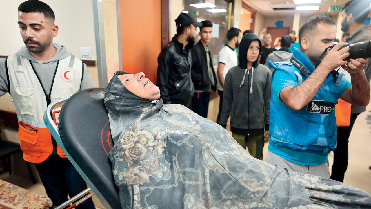 ઇઝરાયલના હવાઈ હુમલા બાદ પૅલેસ્ટીન મહિલાને હૉસ્પિટલમાં ખસેડાઈ હતી.