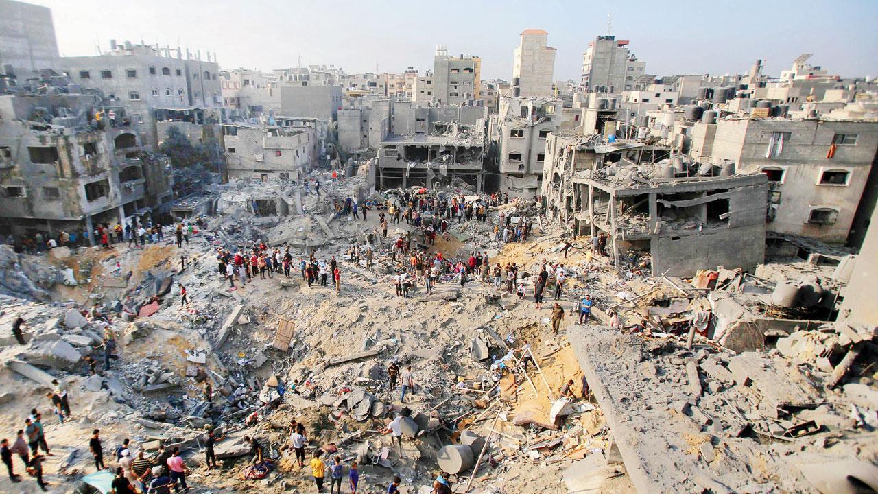 ઇઝરાયલના જબાલિયા રેફ્યુજી કૅમ્પમાં ઇઝરાયલના હવાઈ હુમલા બાદની તારાજી (તસવીર : એ.એફ.પી.)