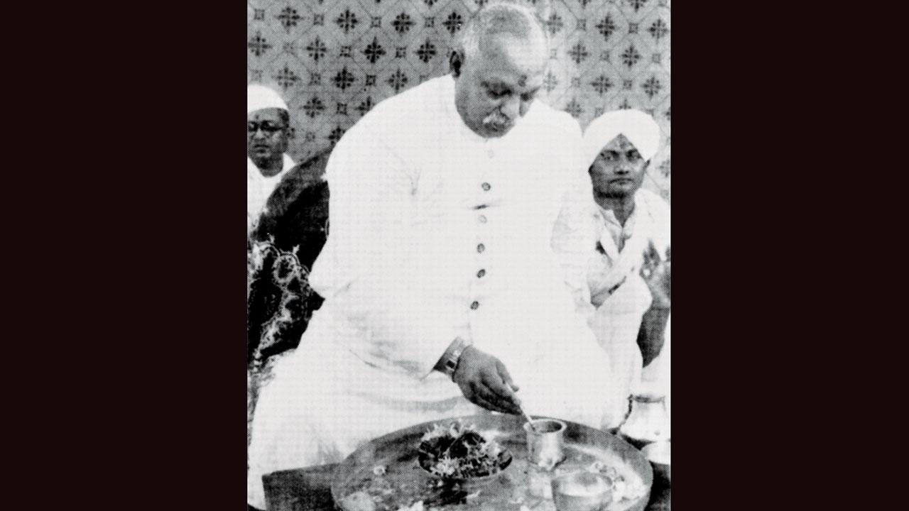 સોમનાથ મંદિરના શિલાન્યાસ સમયે જામ દિગ્વિજયસિંહ જાડેજા.