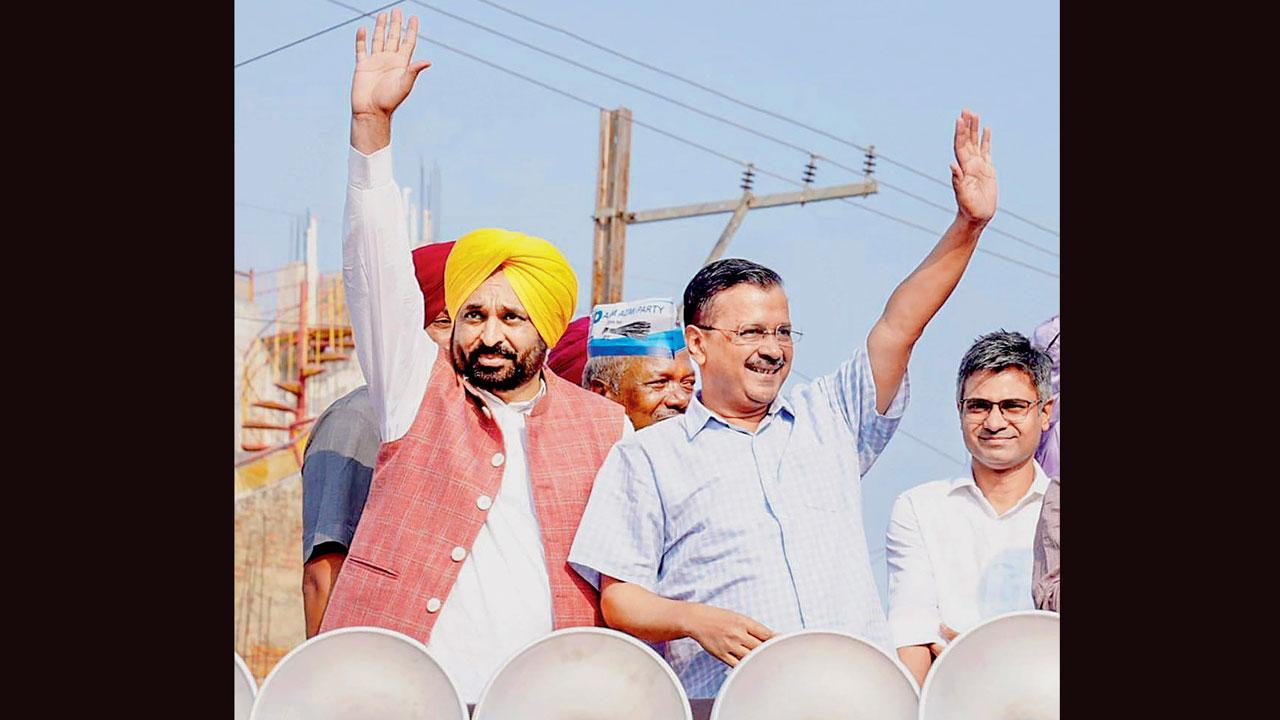 મધ્ય પ્રદેશમાં સિંગ્રૌલીમાં ગઈ કાલે વિધાનસભાની ચૂંટણી પહેલાં એક રોડ-શો દરમ્યાન પંજાબના મુખ્ય પ્રધાન ભગવંત માનની સાથે દિલ્હીના સીએમ અરવિંદ કેજરીવાલ.  પી.ટી.આઇ.