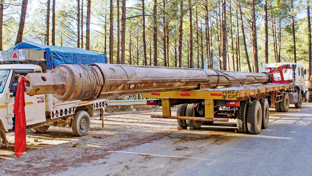 રેસ્ક્યુ માટે લાવવામાં આવેલું હાઈ પર્ફોર્મન્સ ડ્રિલિંગ મશીન