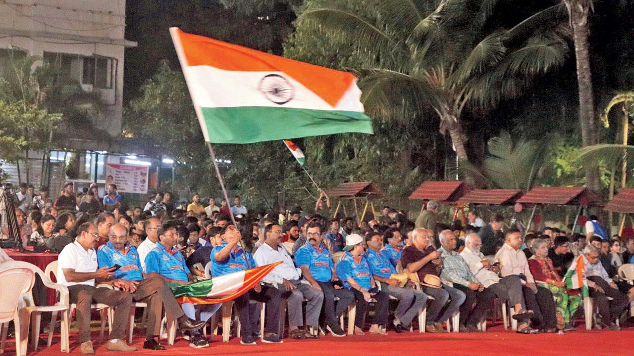 કાંદિવલીના પોઇસર જિમખાનામાં વર્લ્ડ કપની ફાઇનલનું મોટી સ્ક્રીન પર લાઇવ સ્ટ્રીમિંગ થયું હતું અને હજારો લોકોએ મૅચ માણી હતી (તસવીર : અનુરાગ અહિરે)