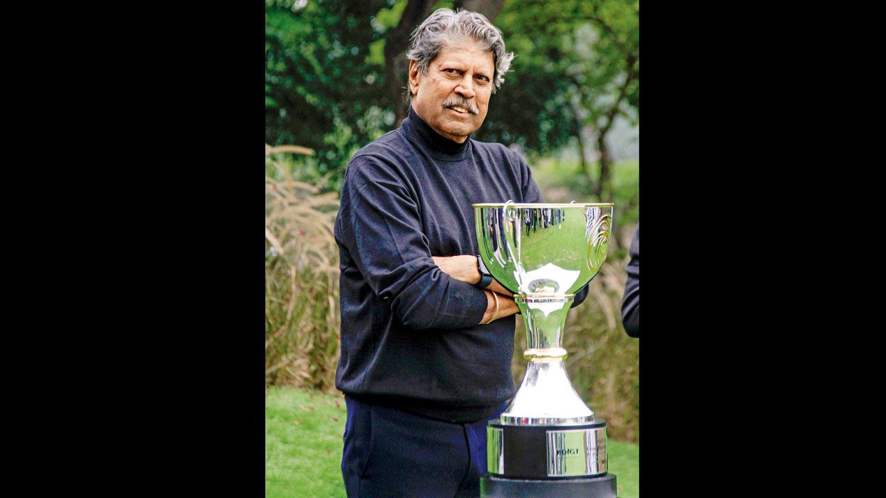 ગુડગાંવમાં ગઈ કાલે પોતાના નામે શરૂ થયેલી ગૉલ્ફ ટુર્નામેન્ટની ટ્રોફી સાથે કપિલ દેવ (તસવીર : પી.ટી.આઇ.)