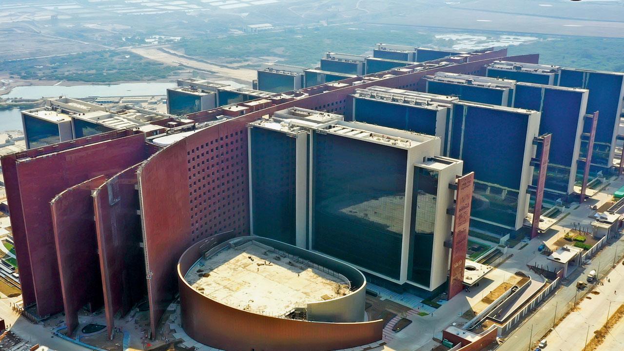 ૬ વર્ષ પહેલાં જેનો પાયો નાખવામાં આવ્યો હતો એ સુરત ડાયમન્ડ બુર્સમાં આજથી કામકાજ શરૂ થશે