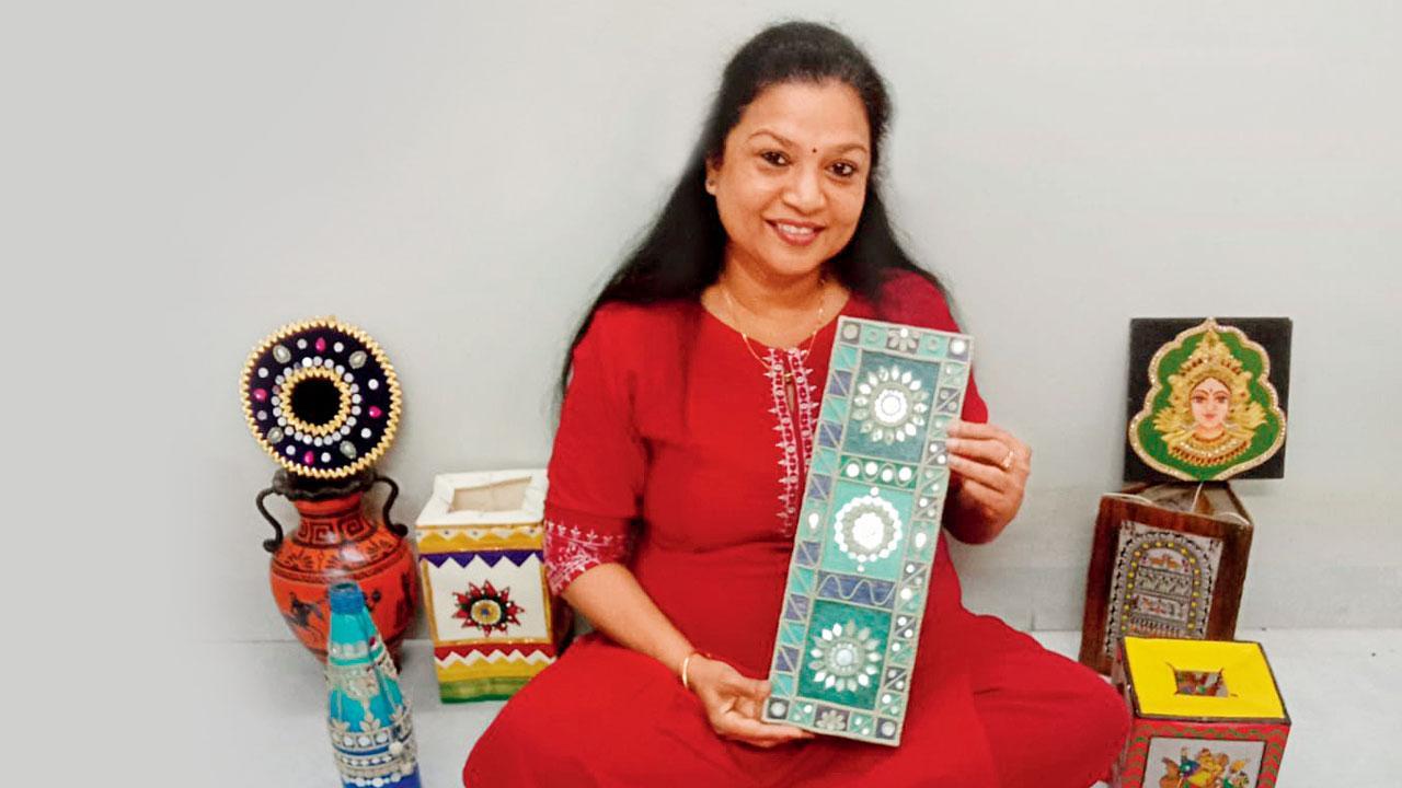 અપર્ણા શેઠનું કાપડમાંથી થ્રી-ડી પેઇન્ટિંગની મદદથી બનાવેલું તોરણ, જે લાગે છે ભરતકામ જેવું પરંતુ છે પેઇન્ટિંગ