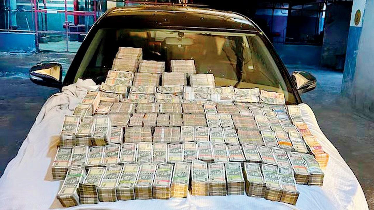 ત્રીજી નવેમ્બરના રાયપુરની એક હોટેલમાં પાર્ક કરવામાં આવેલી કારમાંથી મળેલી રોકડ રકમ