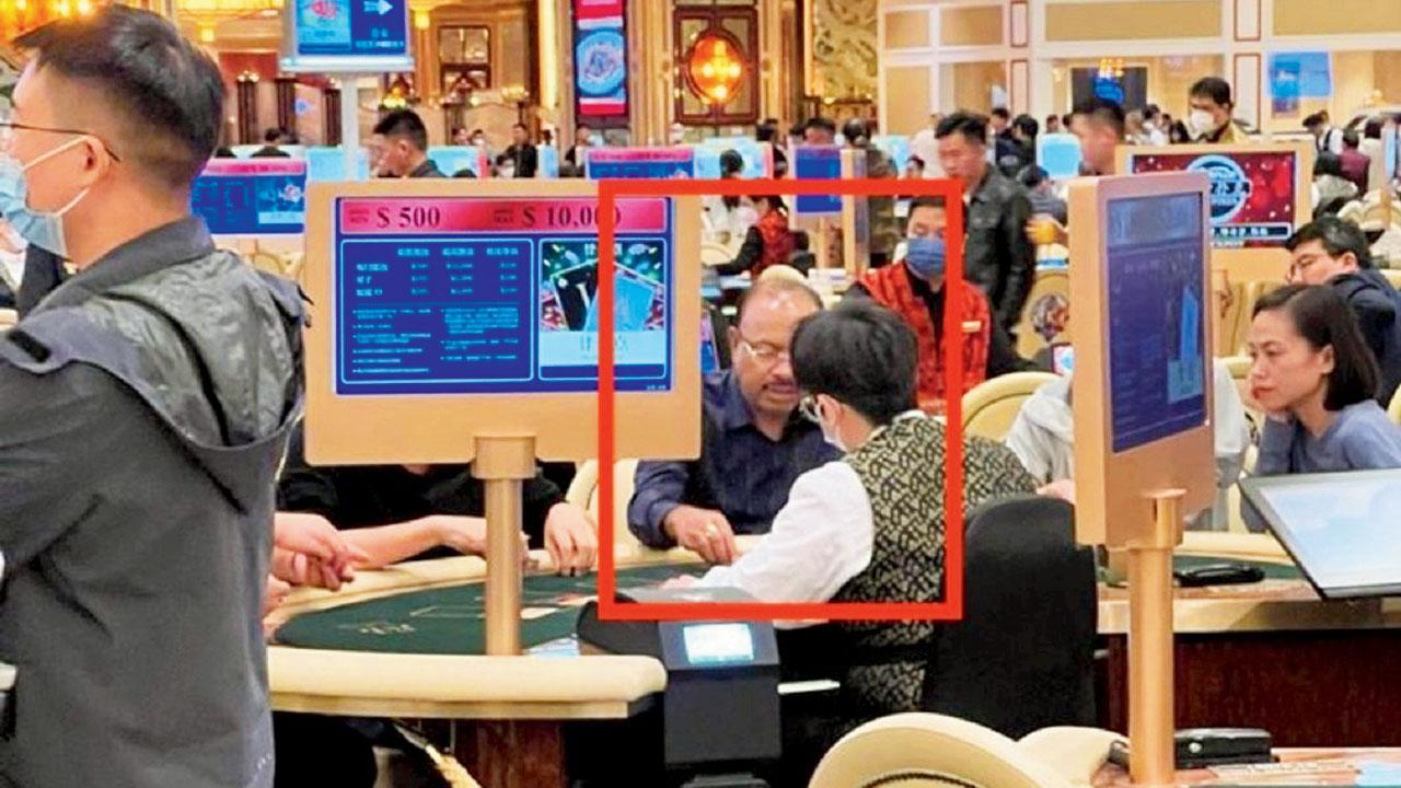 સંજય રાઉતે ટ્વીટ કરેલા આ ફોટોમાં ચંદ્રશેખર બાવનકુળે કસીનોમાં હોવાનું જણાઈ આવે છે