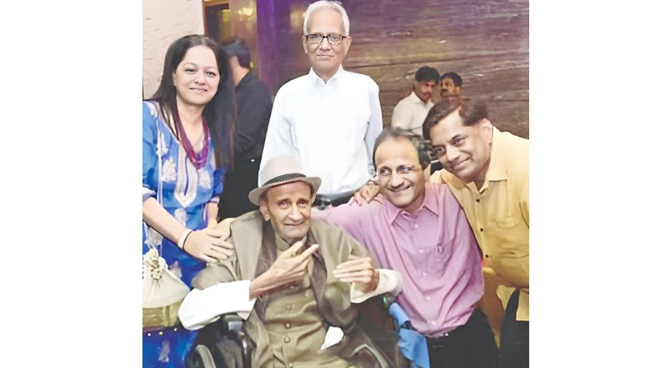 સસરા તારક મહેતા સાથે જમાઈ ચંદ્રકાંત શાહ અને લેખક ઉદયન ઠક્કર.