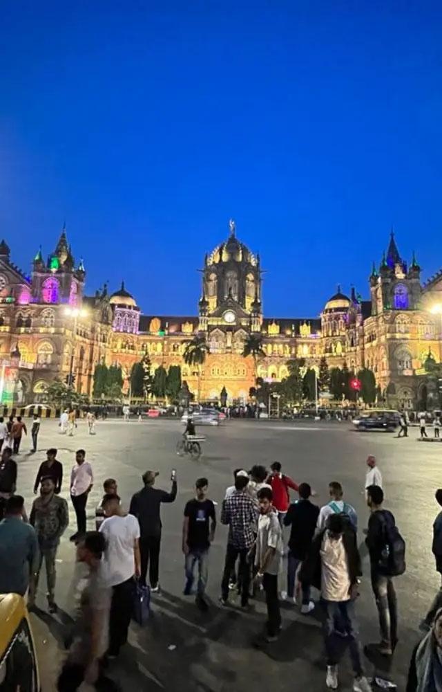 દિવાળીની ઉજવણીની પૂર્વસંધ્યાએ મુંબઈમાં છત્રપતિ શિવાજી મહારાજ ટર્મિનસ રોશનીથી ઝળહળી ઉઠ્યું હતું.