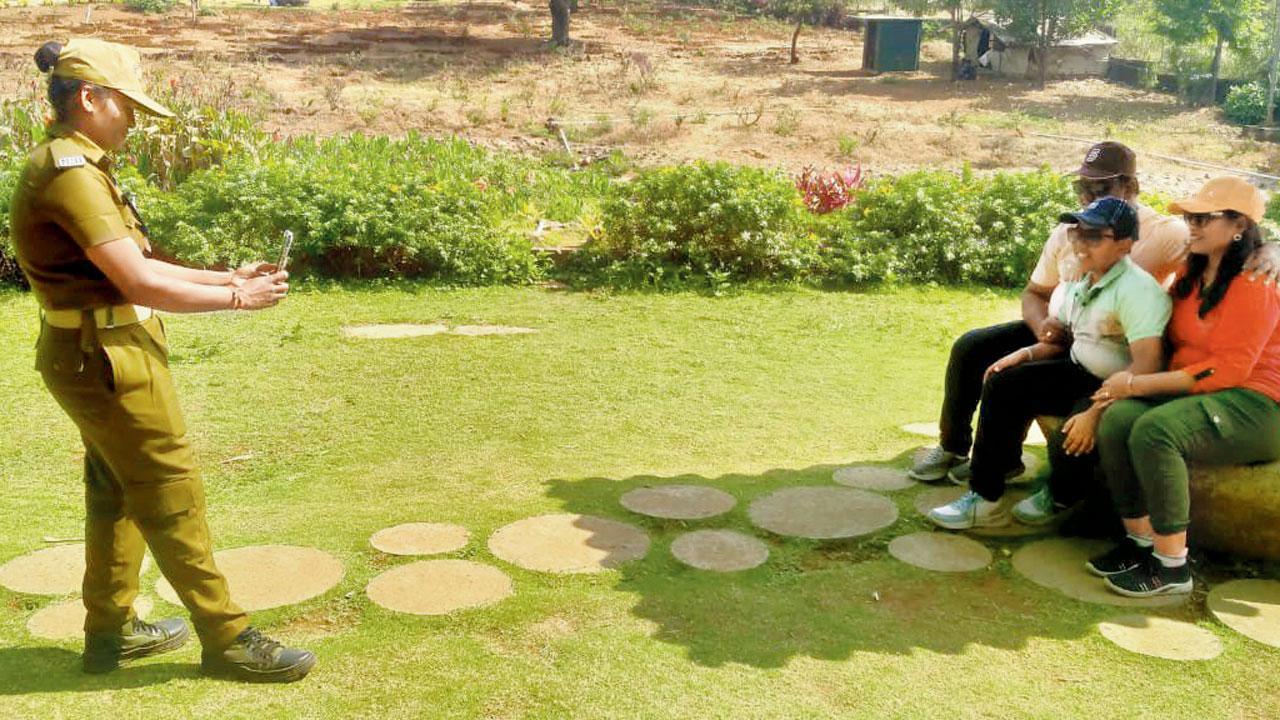 ડાંગ આવતા સહેલાણીઓની મદદે પોલીસ-મિત્રની ટીમ