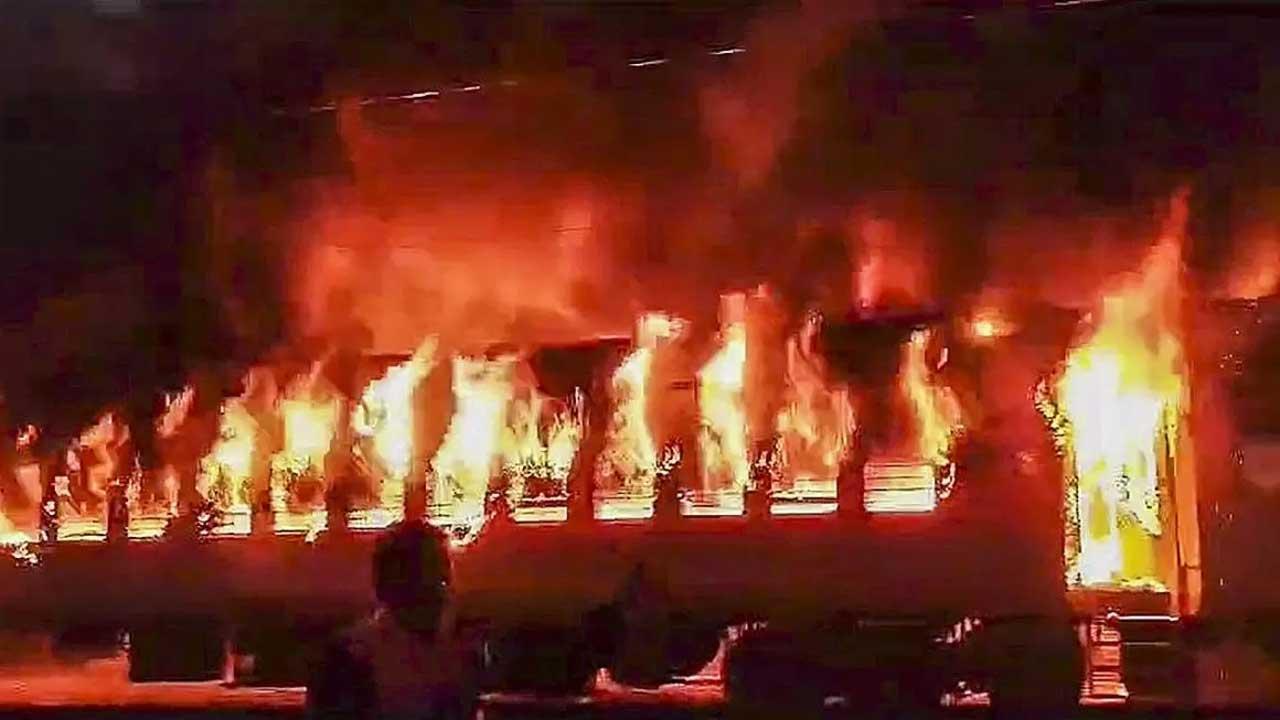 ટ્રેનમાં આગ લાગવાની પ્રતીકાત્મક તસવીર