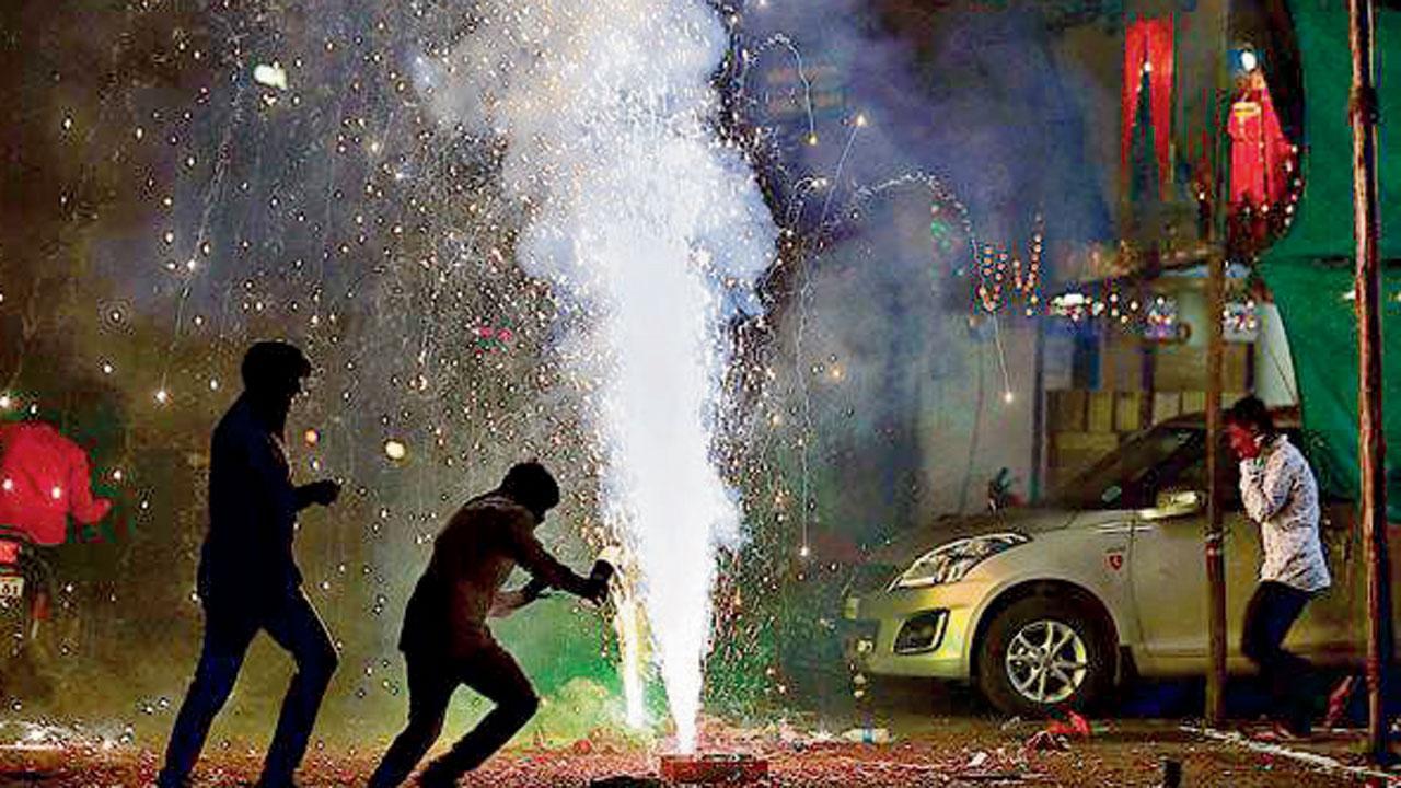 દિવાળીના બે દિવસમાં પોલીસે  ૮૦૬ લોકો પર કાર્યવાહી કરી 