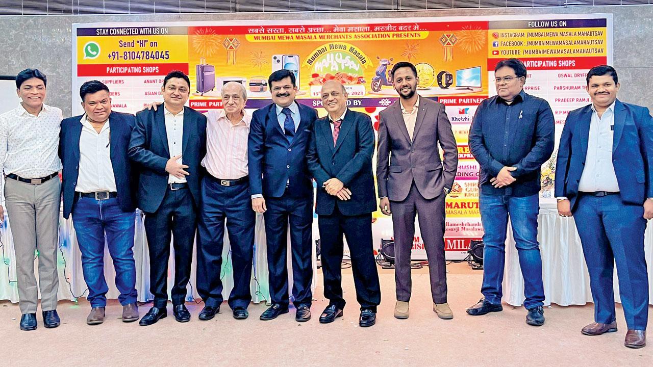 મહાઉત્સવને સફળ બનાવનારા મસ્જિદ બંદરના મુંબઈ મેવા-મસાલા મર્ચન્ટ્સ અસોસિએશનના પદાધિકારીઓ અને કમિટી મેમ્બરો