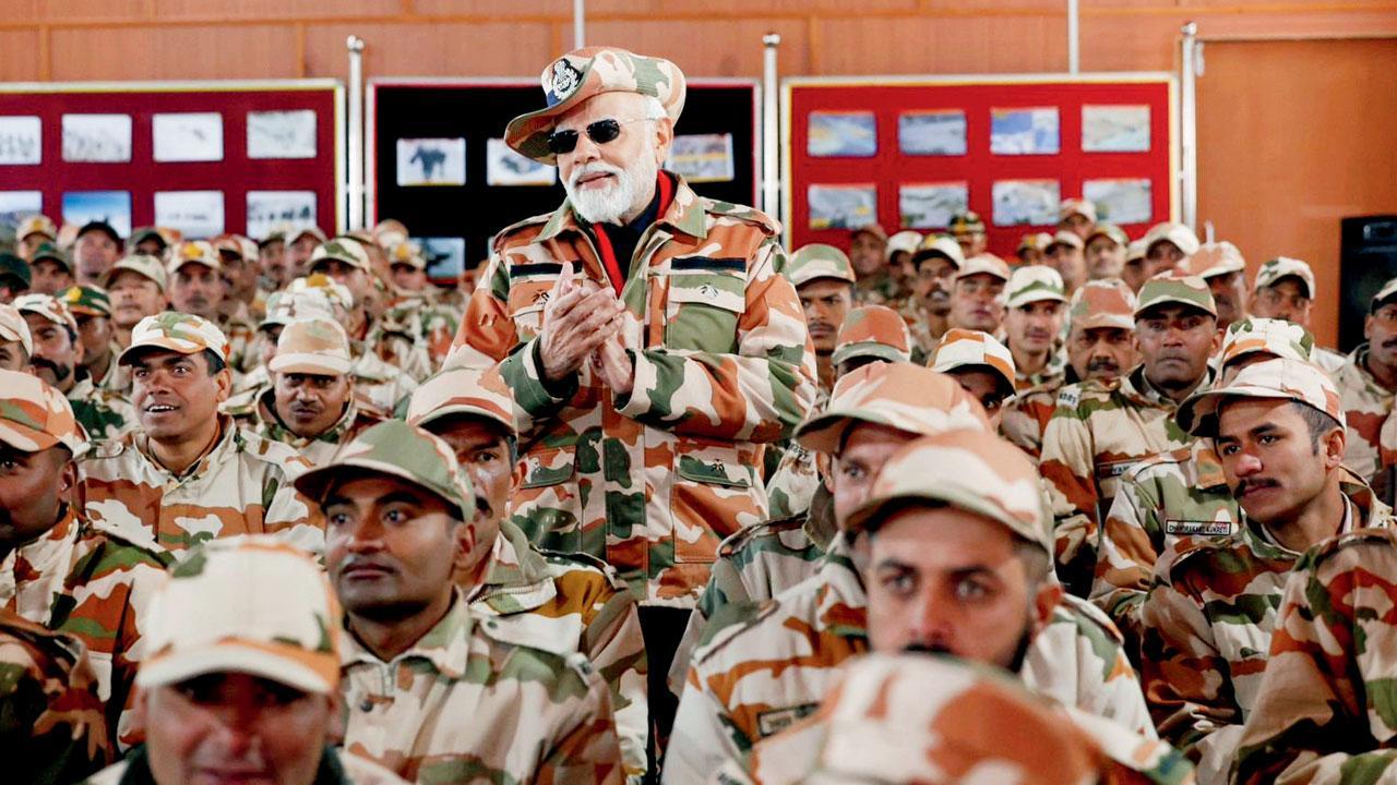 વડા પ્રધાને ચીનની બૉર્ડરની નજીક સૈનિકોની સાથે દિવાળીની ઉજવણી કરી