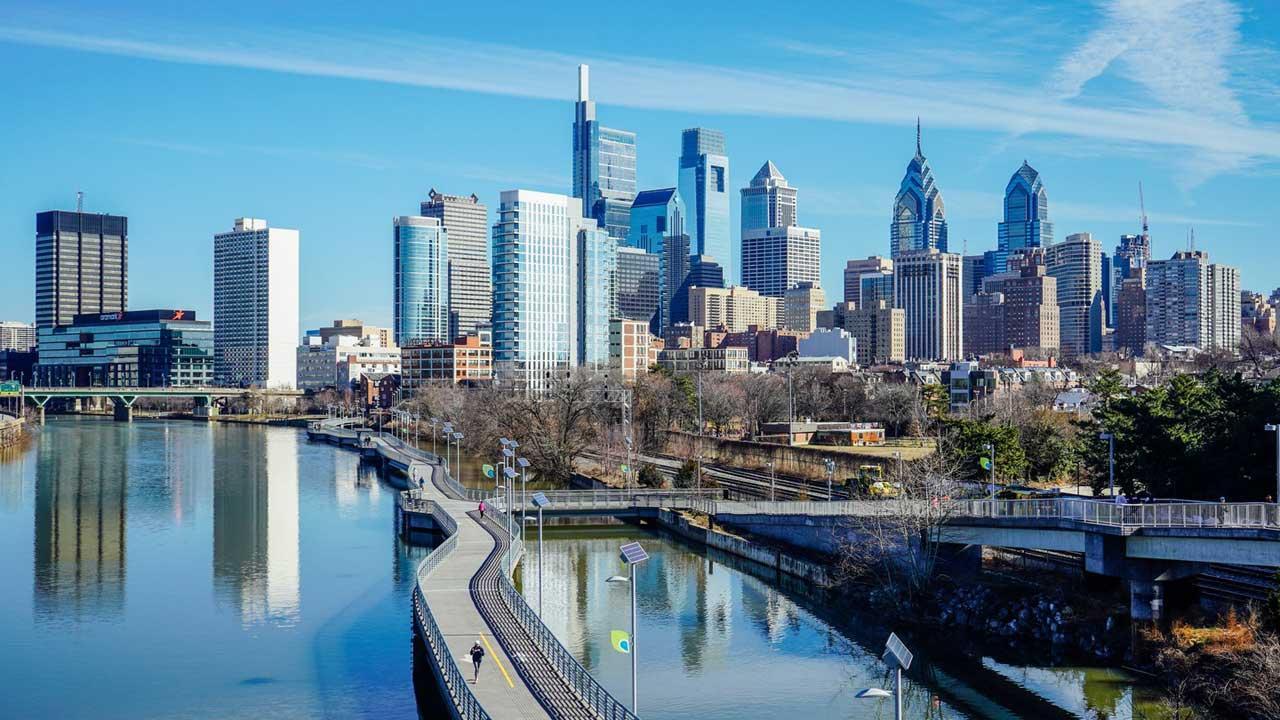 સાઉથ સ્ટ્રીટ બ્રિજ પરથી સ્કાયલાઇન (તસવીર: Kyle)