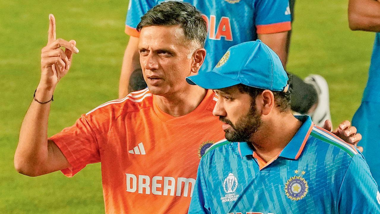 રવિવારે અમદાવાદમાં પરાજય બાદ રોહિત શર્મા સાથે રાહુલ દ્રવિડ. બે વર્ષમાં દ્રવિડના કોચિંગમાં ભારત ટેસ્ટ, વન-ડે અને ટી૨૦માં નંબર-વન ટીમ બની તેમ જ બે આઇસીસી ટુર્નામેન્ટની ફાઇનલમાં અને એક સેમી ફાઇનલમાં પહોંચી હતી. (તસવીર : પી.ટી.આઇ)