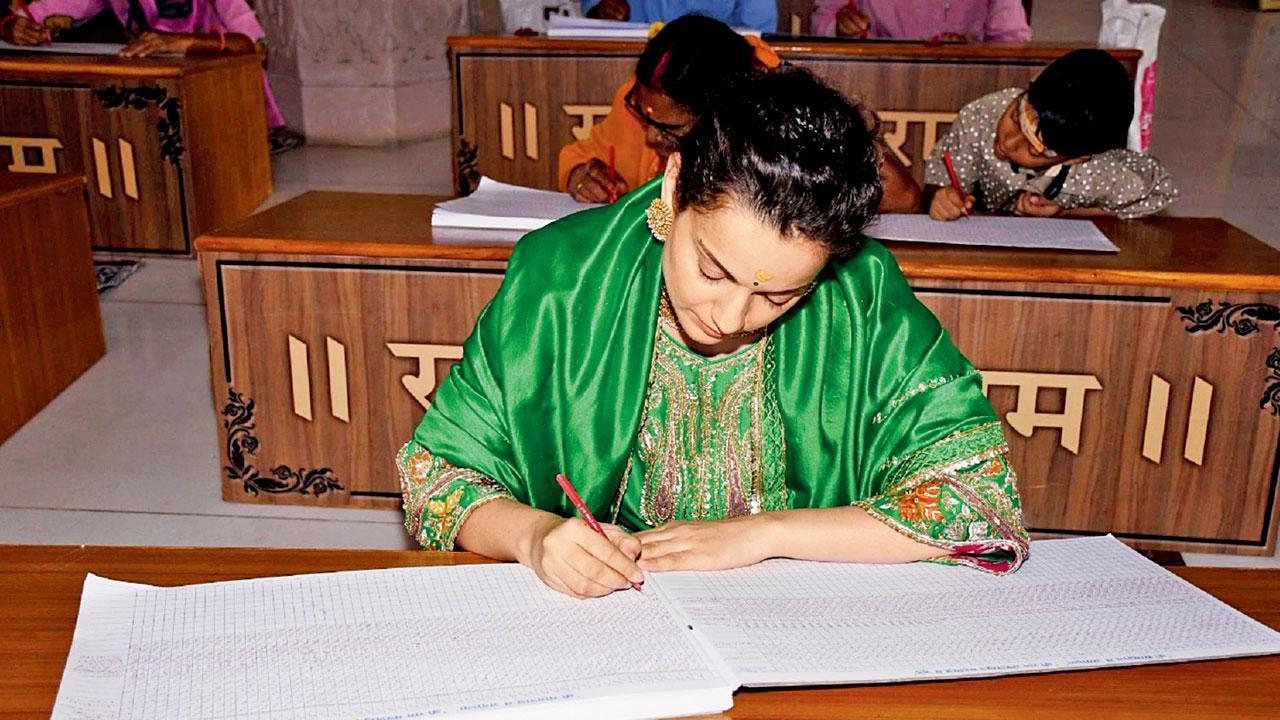 સોમનાથમાં આવેલા શ્રી રામમંદિરમાં રામનામ લખી રહેલી કંગના રનોટ.