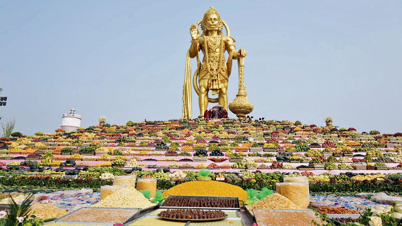 ૫૪ ફુટ ઊંચી પ્રતિમા સમક્ષ ૫૭,૦૦૦ કિલો ફ્રૂટ્સનો મહા અન્નકૂટ ધરાવવામાં આવ્યો હતો