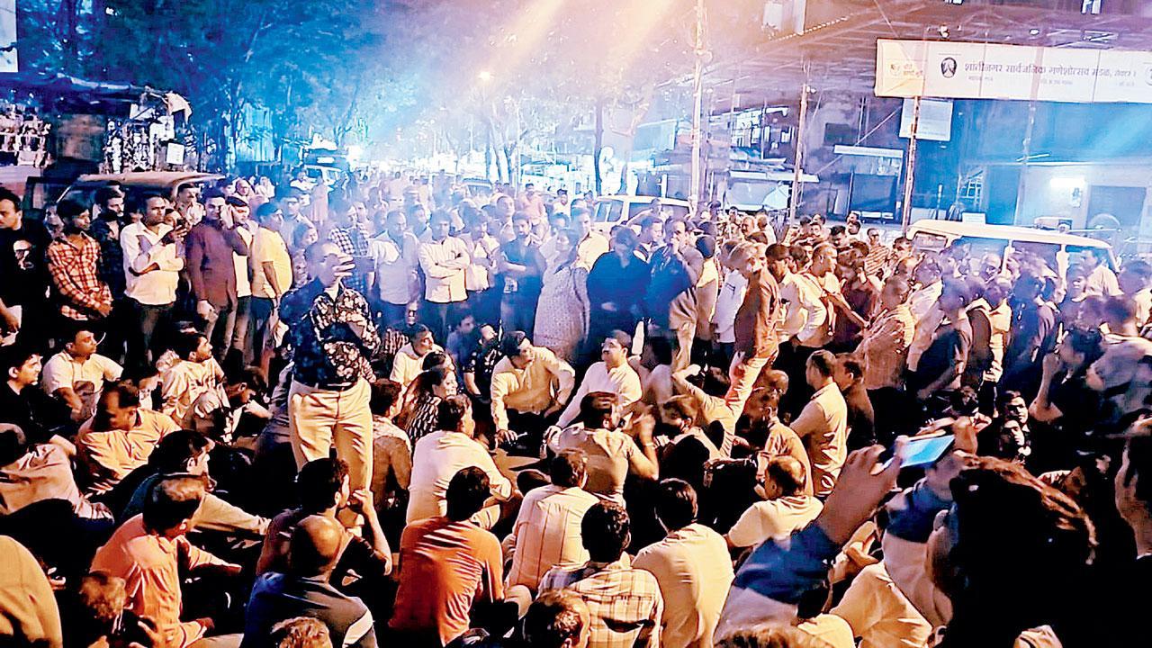 શાંતિનગરની માર્કેટમાં ગેરકાયદે ફેરિયાઓના વિરોધમાં લાઇટ-દુકાન બંધ કરીને રસ્તામાં બેસેલા વેપારીઓ