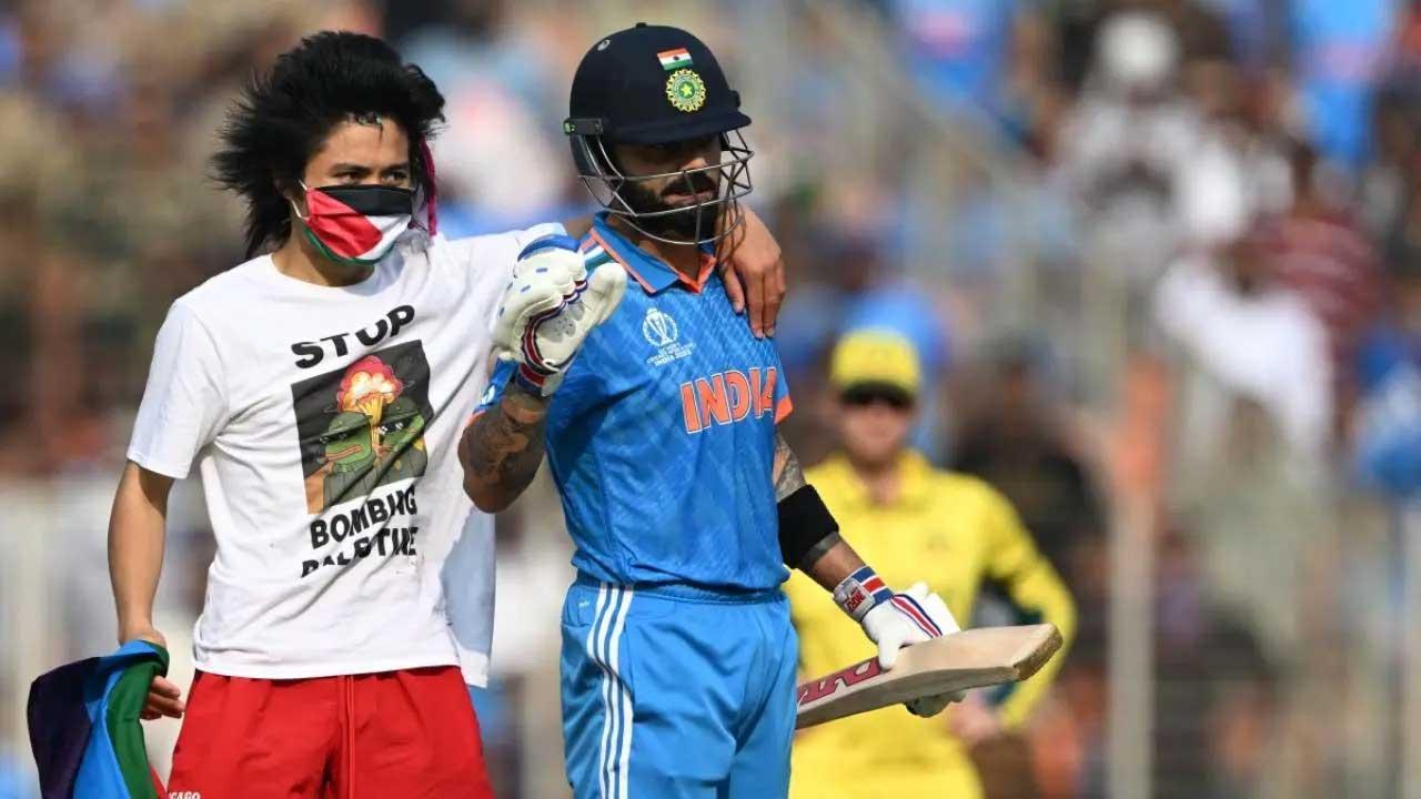 ફાઈનલ દરમિયાન વિરાટ કોહલીની બાજુમાં પેલેસ્ટીન સમર્થક (તસવીર: AFP)