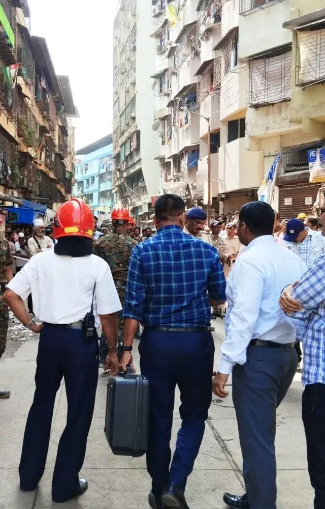 ચાર માળના રહેણાંક મકાનમાં ગ્રાઉન્ડ ફ્લોરની દુકાનમાં સવારે 6 વાગ્યાની આસપાસ બનેલી ઘટના બાદ બાદમાં રહેવાસીઓને બહાર કાઢવામાં આવ્યા હતા, એમ તેમણે જણાવ્યું હતું