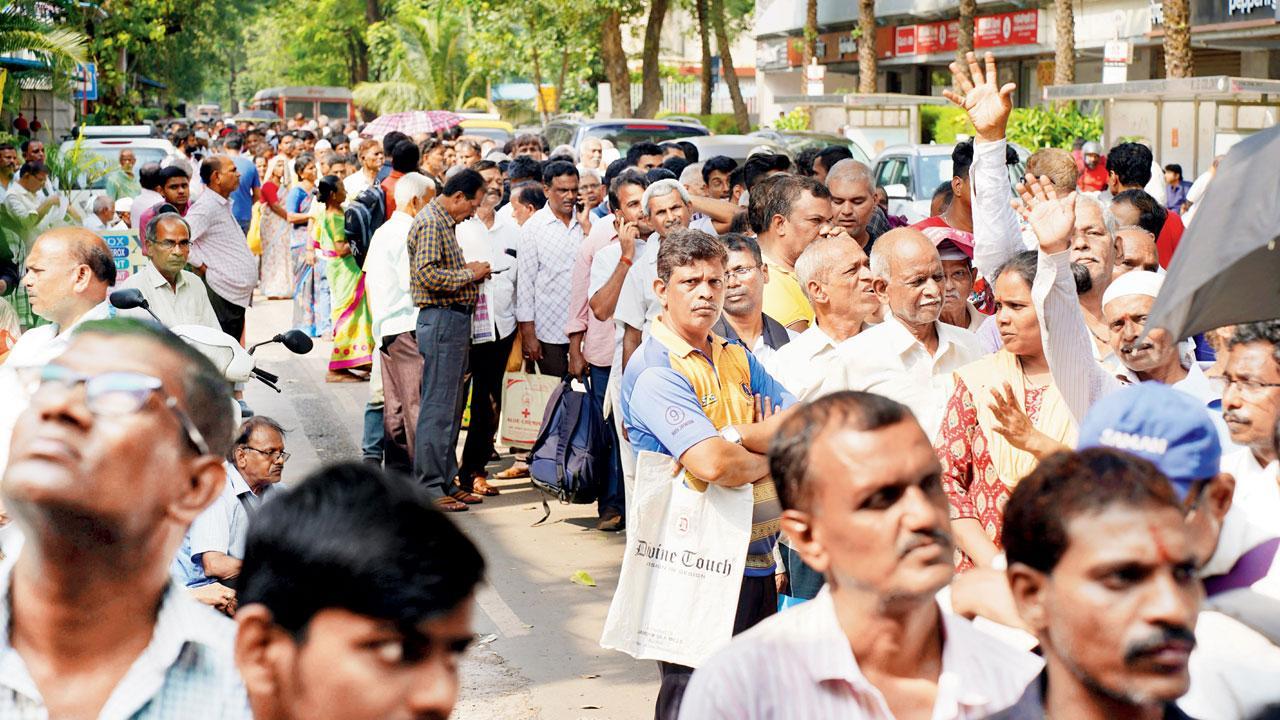 બાંદરામાં ગઈ કાલે મ્હાડાની ઑફિસની બહાર લોકોની લગભગ એક કિલોમીટર જેટલી લાંબી લાઇન લાગી ગઈ હતી.   ઐશ્વર્યા દેવધર