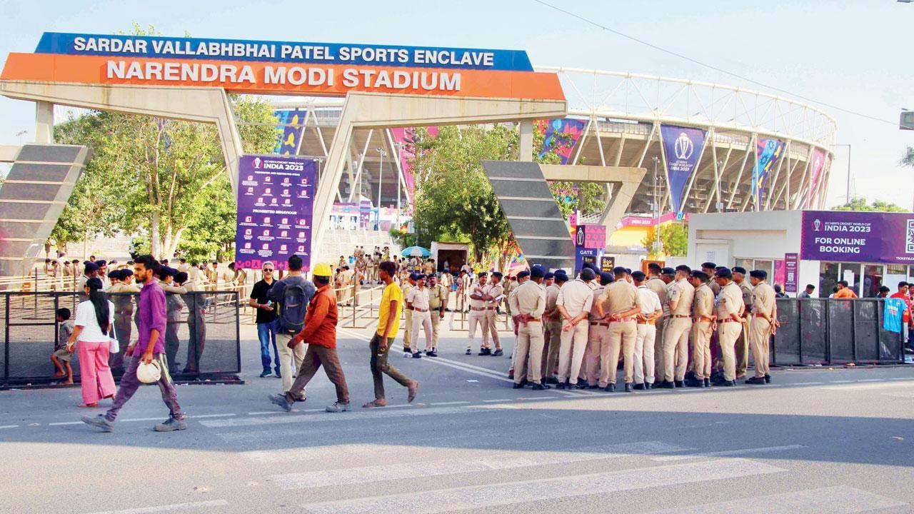 અમદાવાદના નરેન્દ્ર મોદી સ્ટેડિયમમાં ૪ ઑક્ટોબરે યોજાયેલી કૅપ્ટન-મીટ દરમ્યાન પોલીસનો ચુસ્ત બંદોબસ્ત ગોઠવાયો હતો.  જનક પટેલ.