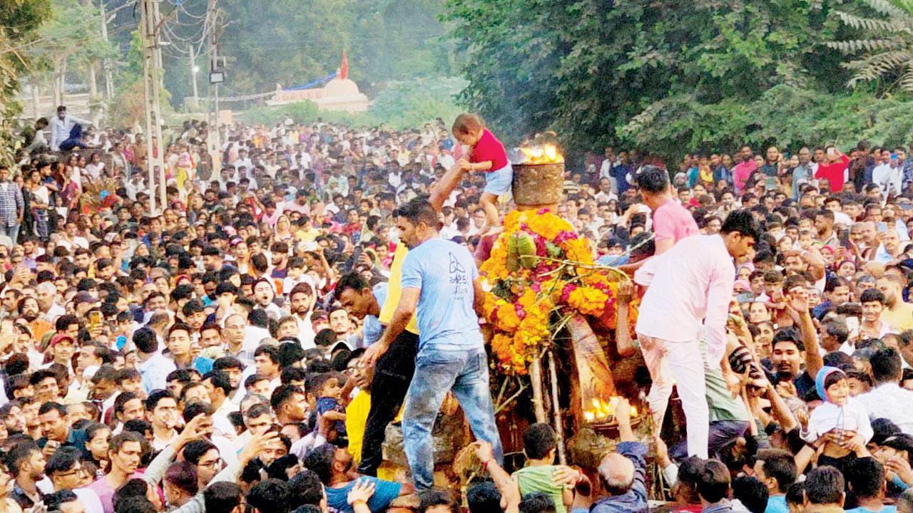 વરદાયિની માતાજીની પલ્લી ભક્તિભાવભર્યા વાતાવરણમાં હર્ષોલ્લાસ સાથે નીકળી હતી અને બાળકોને પલ્લીનાં દર્શન કરાવીને માનતા છોડી હતી.