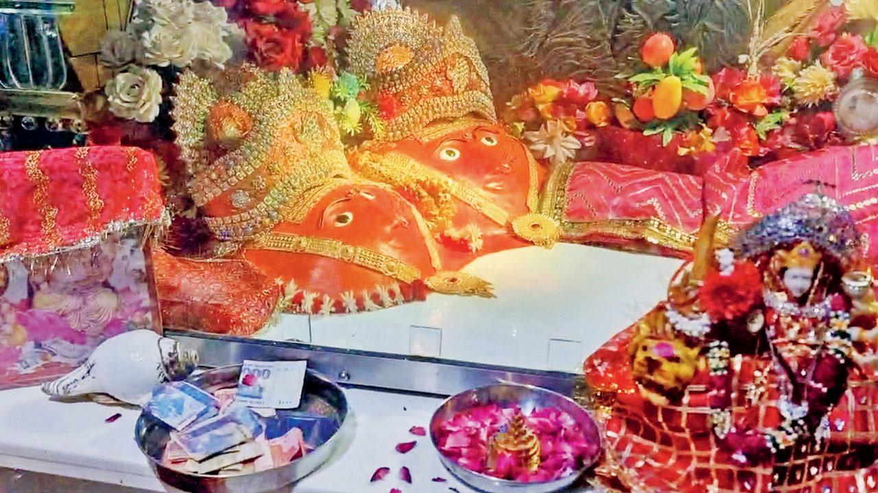 પાકિસ્તાનમાં આવેલા શક્તિપીઠ હિંગળાજ માતાજીના મંદિરે નવરાત્રિની આઠમે હિંગળાજ માતાજીની મૂર્તિ સામે શ્રીયંત્રની પ્રતિકૃતિની સ્થાપના કરવામાં આવી હતી