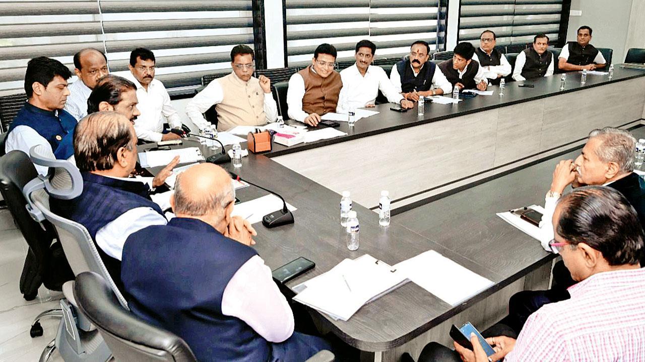 પાંચમી ઑક્ટોબરે રાજ્યવ્યાપી વેપારી સંમેલન અગાઉ સંમેલનની તૈયારી માટે ચર્ચા કરવા ચાલી રહેલી મહારાષ્ટ્ર રાજ્ય વ્યાપારી સંગઠનોના અગ્રણીઓની મીટિંગ.