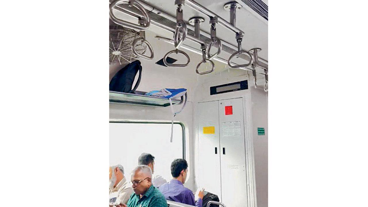 એસી લોકલ ટ્રેનમાં છતમાંથી પડતું એસીનું પાણી.