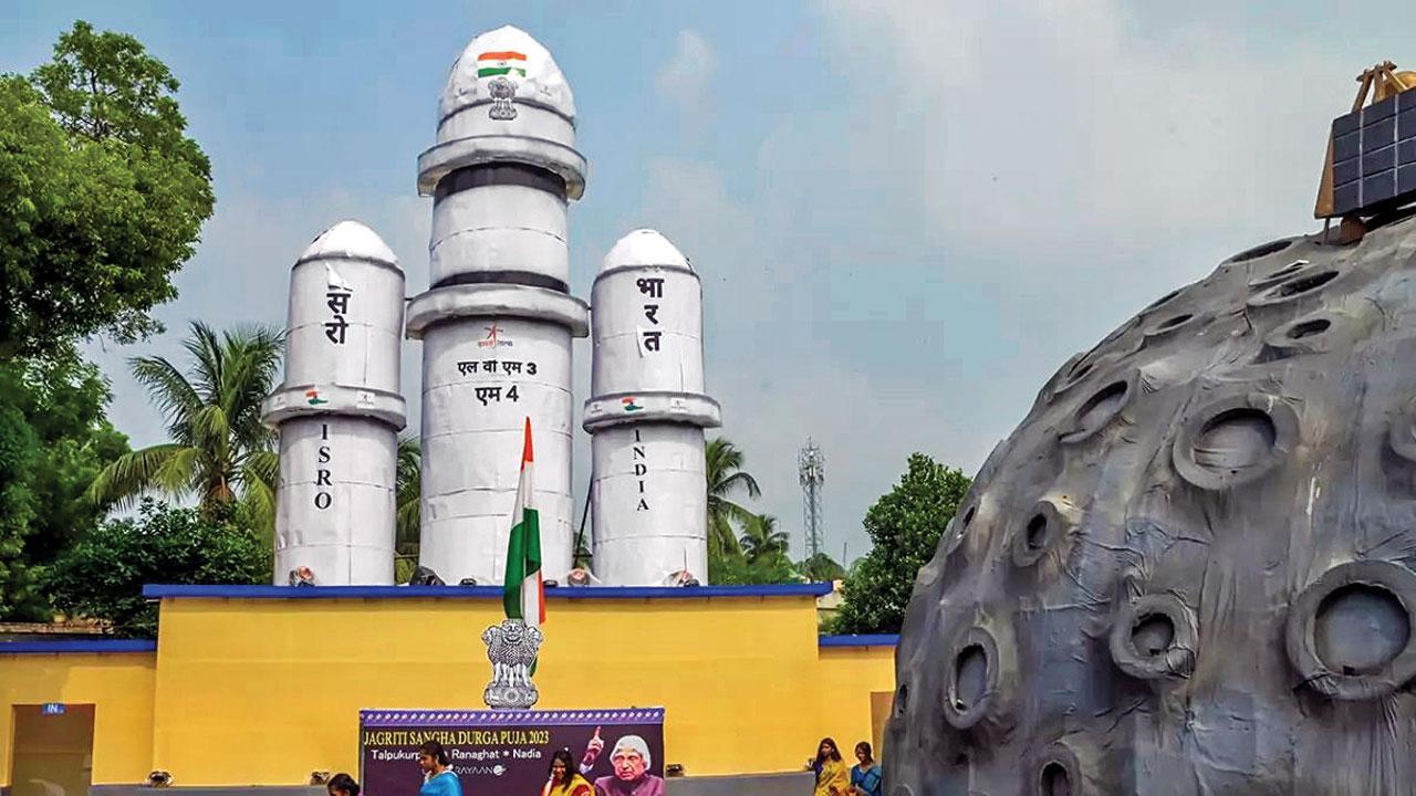 ઇસરોના ચંદ્રયાન મિશન પર થીમ આધારિત દુર્ગાપૂજા પંડાલ
