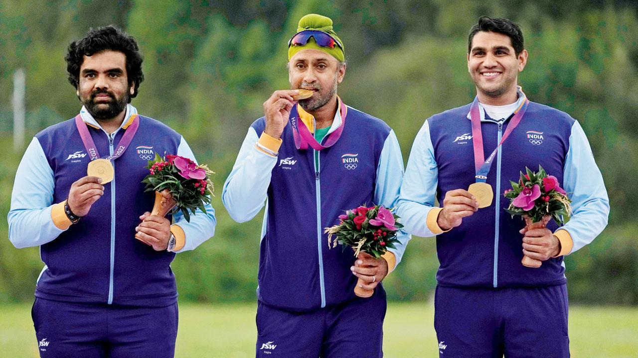 ગોલ્ડ મેડલ જીતનાર પૃથ્વીરાજ તોન્ડાઇમન, ઝોરાવર સિંહ સંધુ અને કિનાન ચેન્નઈ