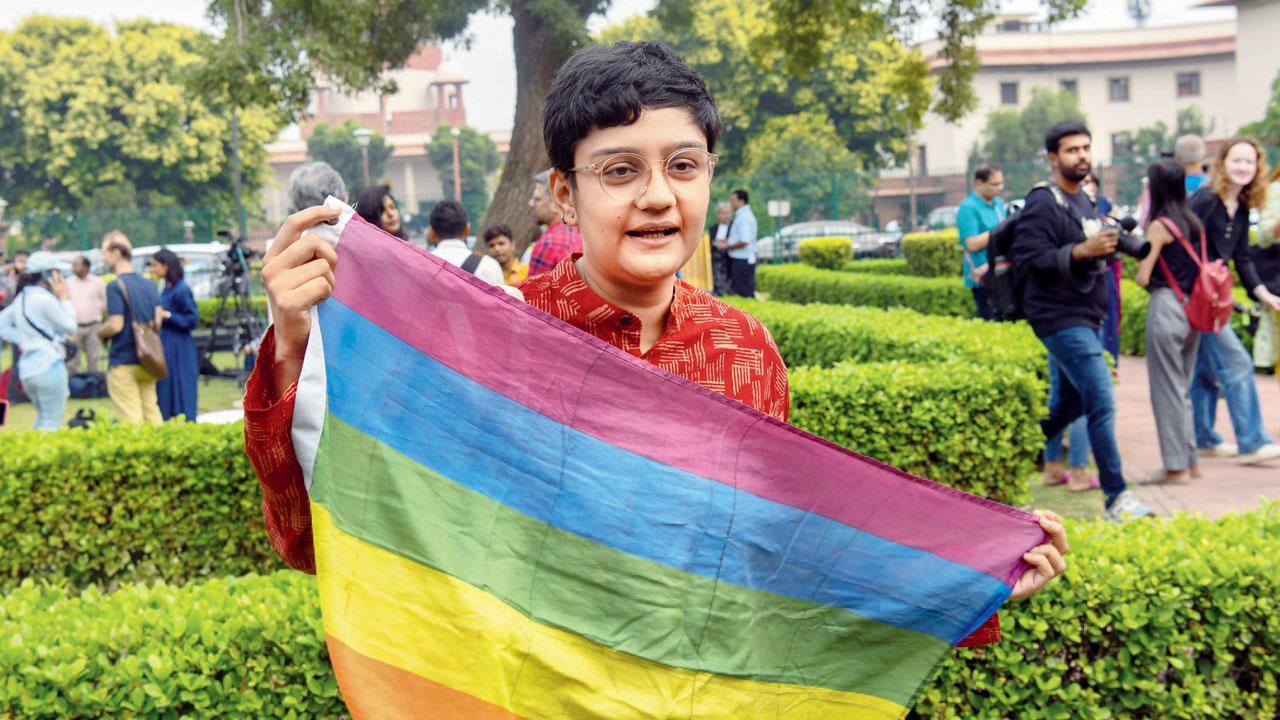 નવી દિલ્હીમાં ગઈ કાલે સુપ્રીમ કોર્ટ કૉમ્પ્લેક્સની બહાર સજાતીય મૅરેજના મામલે સુપ્રીમ કોર્ટના ચુકાદાની સુનાવણી દરમ્યાન એલજીબીટીક્યુ (લેસ્બિયન, ગે, બાયસેક્સ્યુઅલ, ટ્રાન્સજેન્ડર અને ક્વીર) કમ્યુનિટીનો એક મેમ્બર રેઇનબો ફ્લૅગ સાથે.