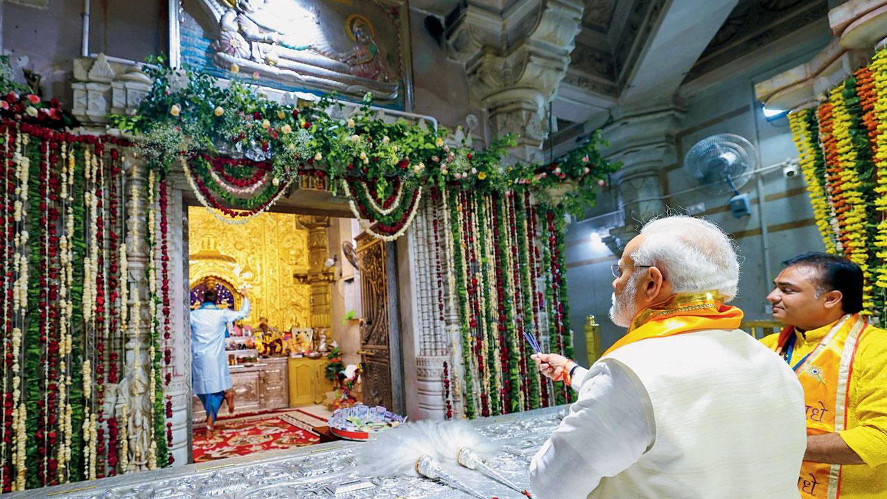 રાજસ્થાનના ચિત્તોડગઢના સાંવલિયા સેઠ મંદિરમાં ગઈ કાલે પૂજા-અર્ચના કરતા વડા પ્રધાન