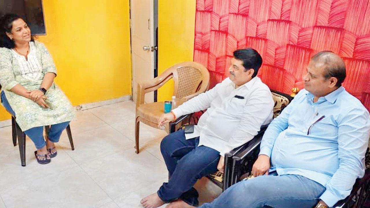 સંસદસભ્ય મનોજ કોટક અને વિધાનસભ્ય મિહિર કોટેચા સાથે તૃપ્તિ દેવરુખકર.